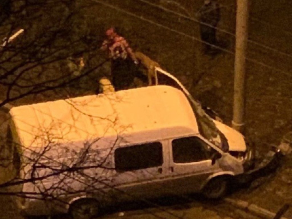 В Харькове микроавтобус «поцеловал» столб: у авто сильные повреждения (ФОТО)