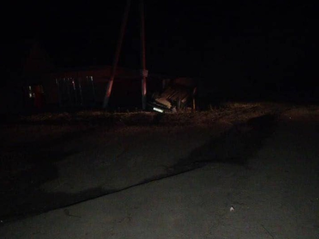 На Киевщине пьяный водитель врезался в электроопору: мужчина погиб на месте (ФОТО)
