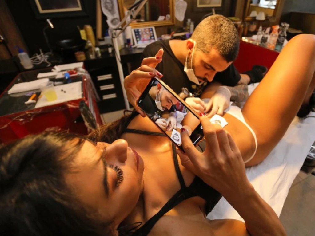 «Мисс Бум Бум»: известная бразильская модель сделала себе тату в неожиданном месте (ФОТО)
