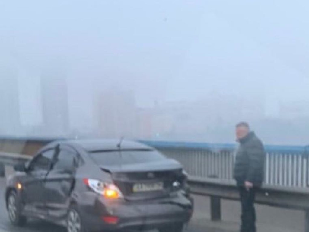 Инкассатор угодил в ДТП на Северном мосту в Киеве (ФОТО)