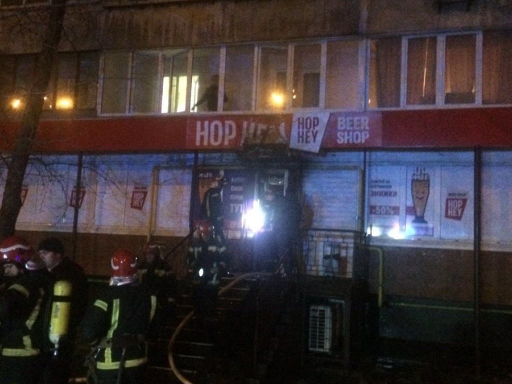 В Киеве горел магазин в здании жилого дома (ФОТО)