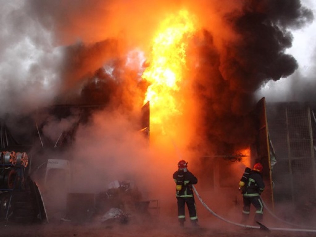 Горел склад автозапчастей: масштабный пожар произошел в Хмельницком (ФОТО, ВИДЕО)