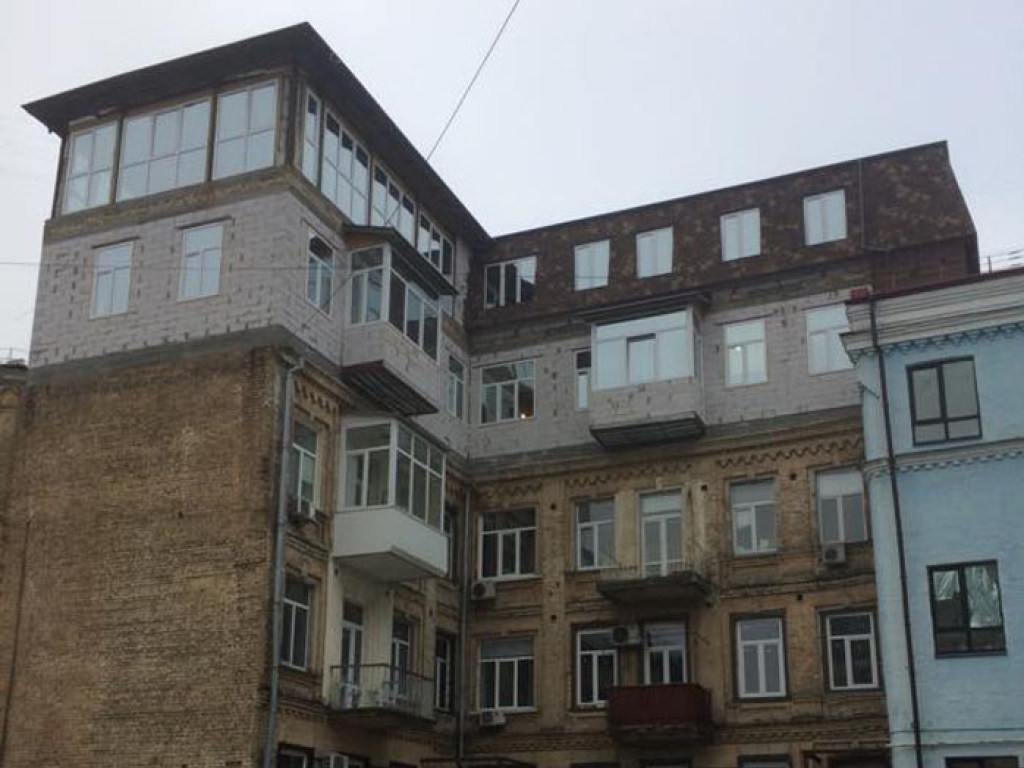 Варварская архитектура: в сердце Киева в дореволюционном доме появилась чудовищная «пристройка» (ФОТО)
