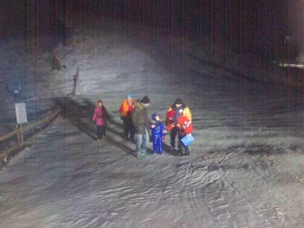 Авария на канатной дороге в Карпатах: спасатели сняли с подъемника 32 человека (ФОТО)