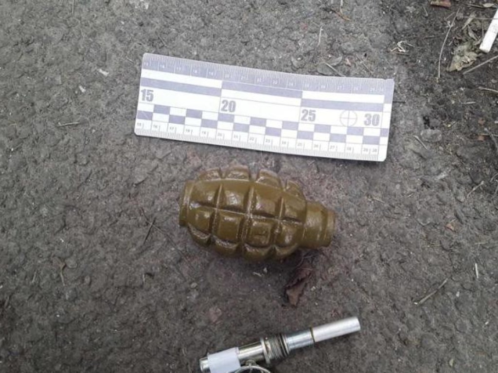 На Черкащине полицейские задержали мужчину с гранатой в кармане (ФОТО)