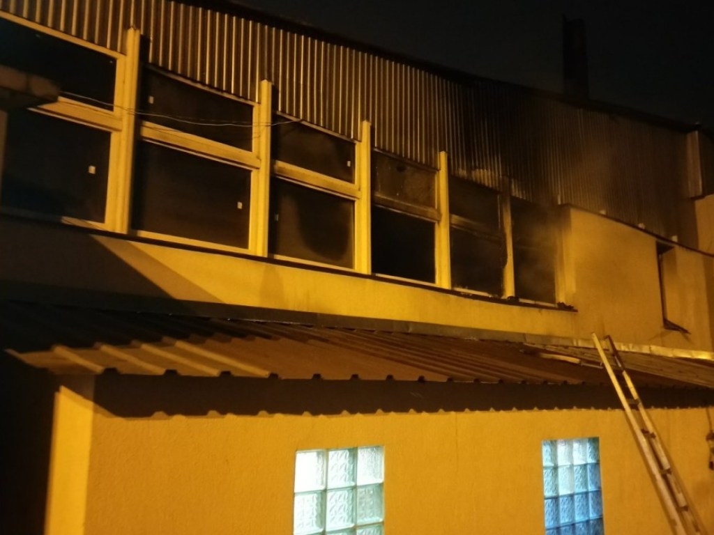 Один автомобиль уничтожен полностью: Во Львове произошел пожар в здании СТО (ФОТО)