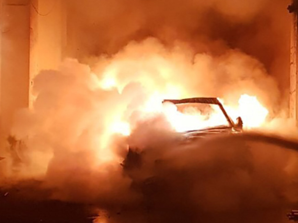 В Одессе ночью горело сразу две машины на одной улице (ВИДЕО)