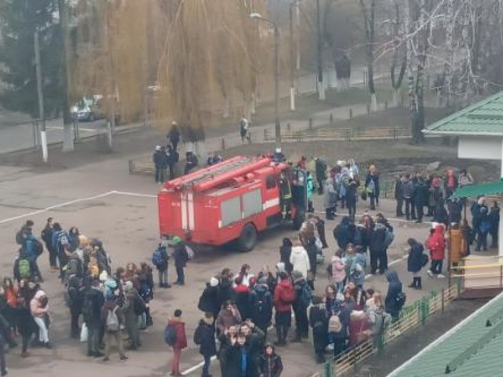 Под Киевом в одной из школ неизвестный распылил слезоточивый газ (ФОТО)