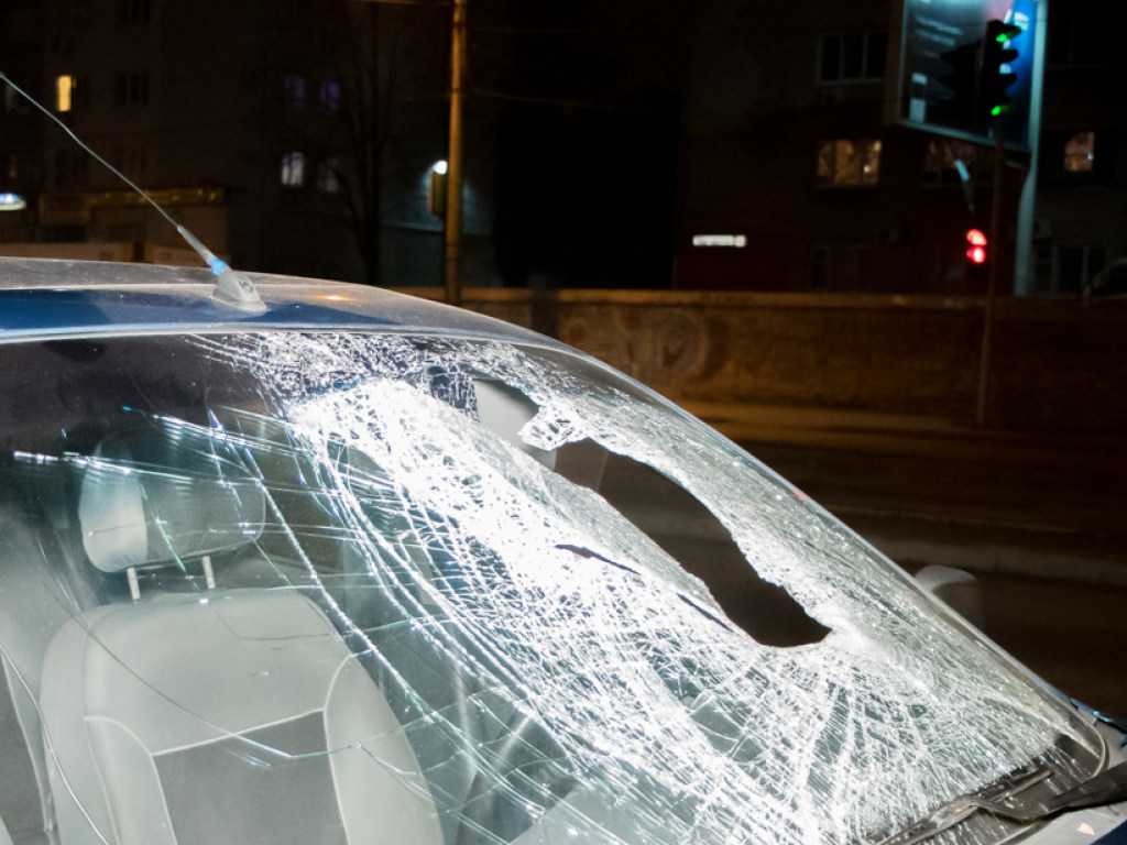 Шел на красный свет: В Днепре Daewoo Lanos на проспекте сбил пьяного мужчину (ФОТО, ВИДЕО)