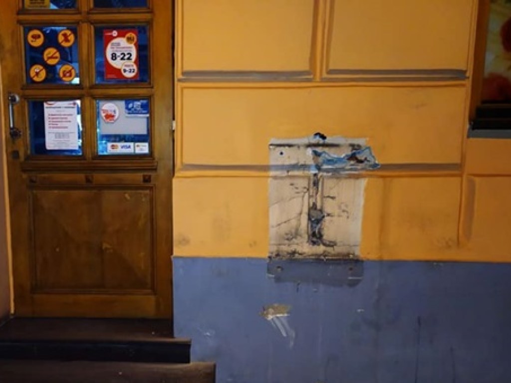 Таксист и пассажир во Львове украли платежный терминал (ФОТО)