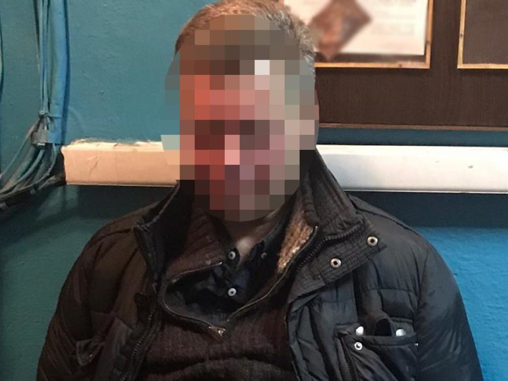 На столичной станции метро «Контрактовая площадь» пассажир напал на полицейского (ФОТО)