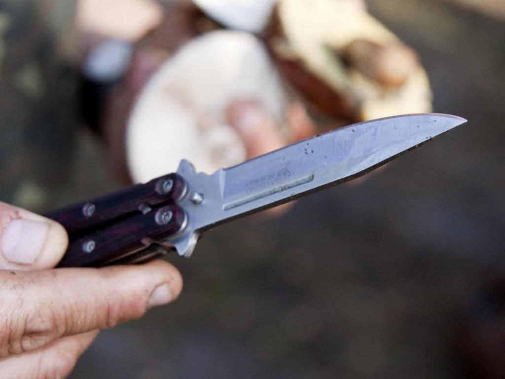 В Запорожье покупатель воткнул нож в грудь сотрудника магазина: видео инцидента