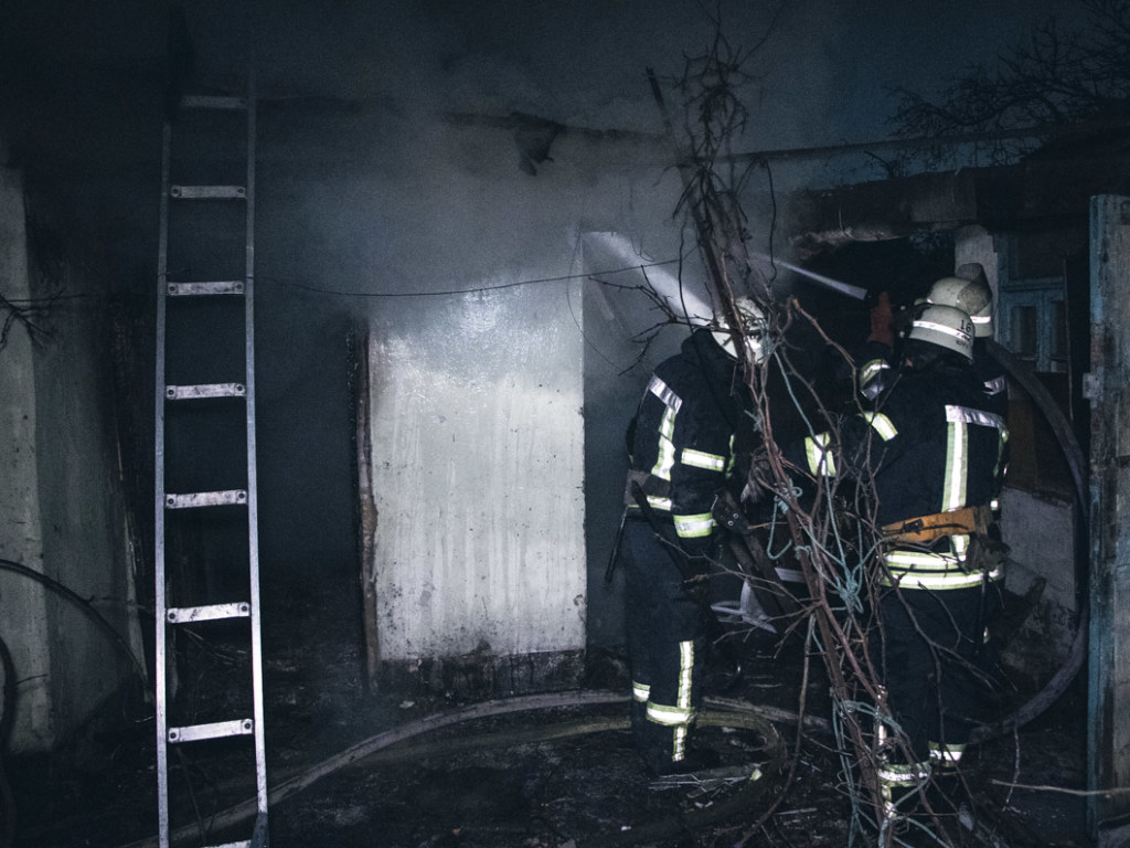 Бездомные устроили пожар у здания полиции в Киеве: есть жертва (ФОТО, ВИДЕО)