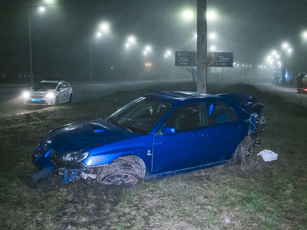 Subaru на скорости вылетел на газон и врезался в рекламный щит в столичном Голосеево (ФОТО, ВИДЕО)