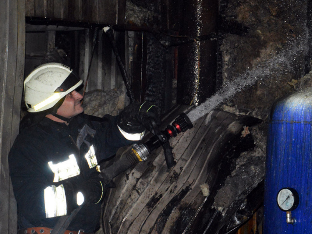 На днепровском предприятии произошел пожар в копрессорной (ФОТО, ВИДЕО)