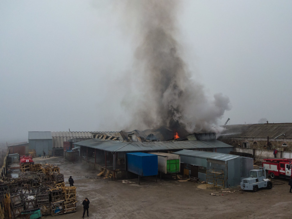 Крупный пожар под Днепром: горел склад автомобильных запчастей (ФОТО, ВИДЕО)