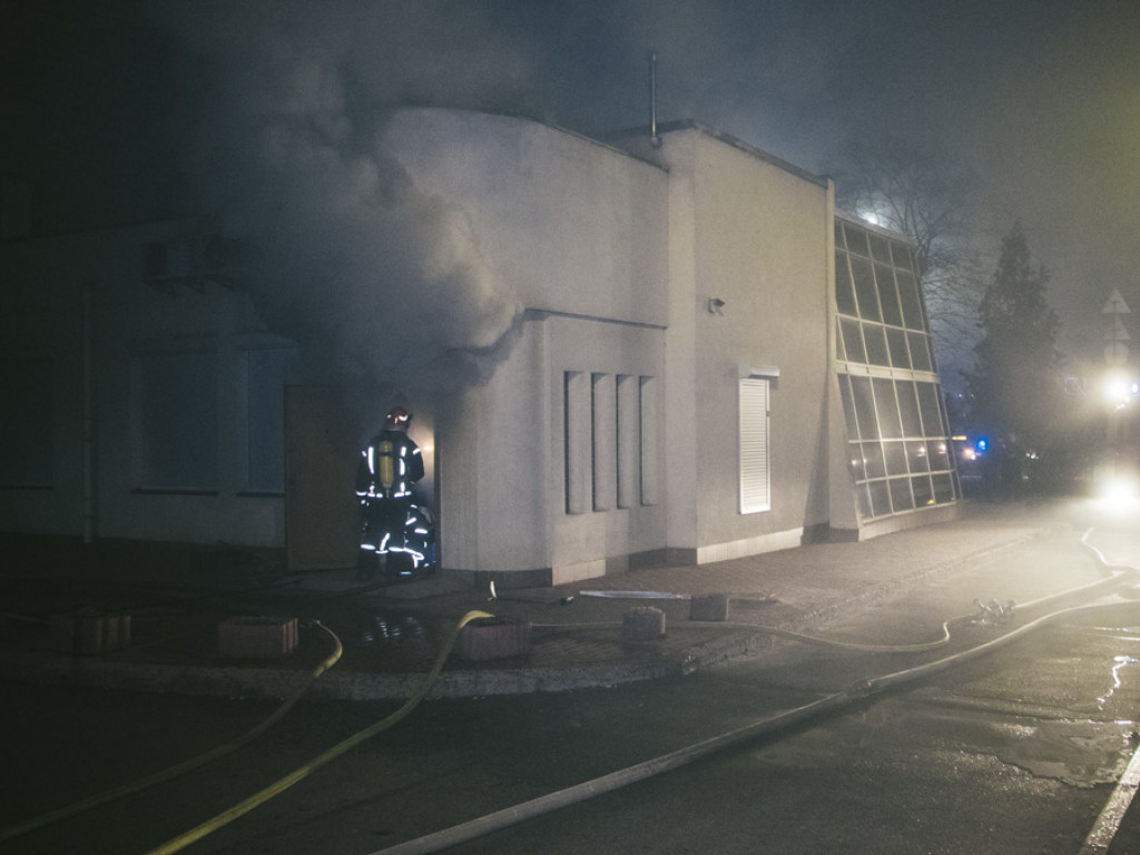 На Соломенке в Киеве горела клиника: фото и видео с места ЧП