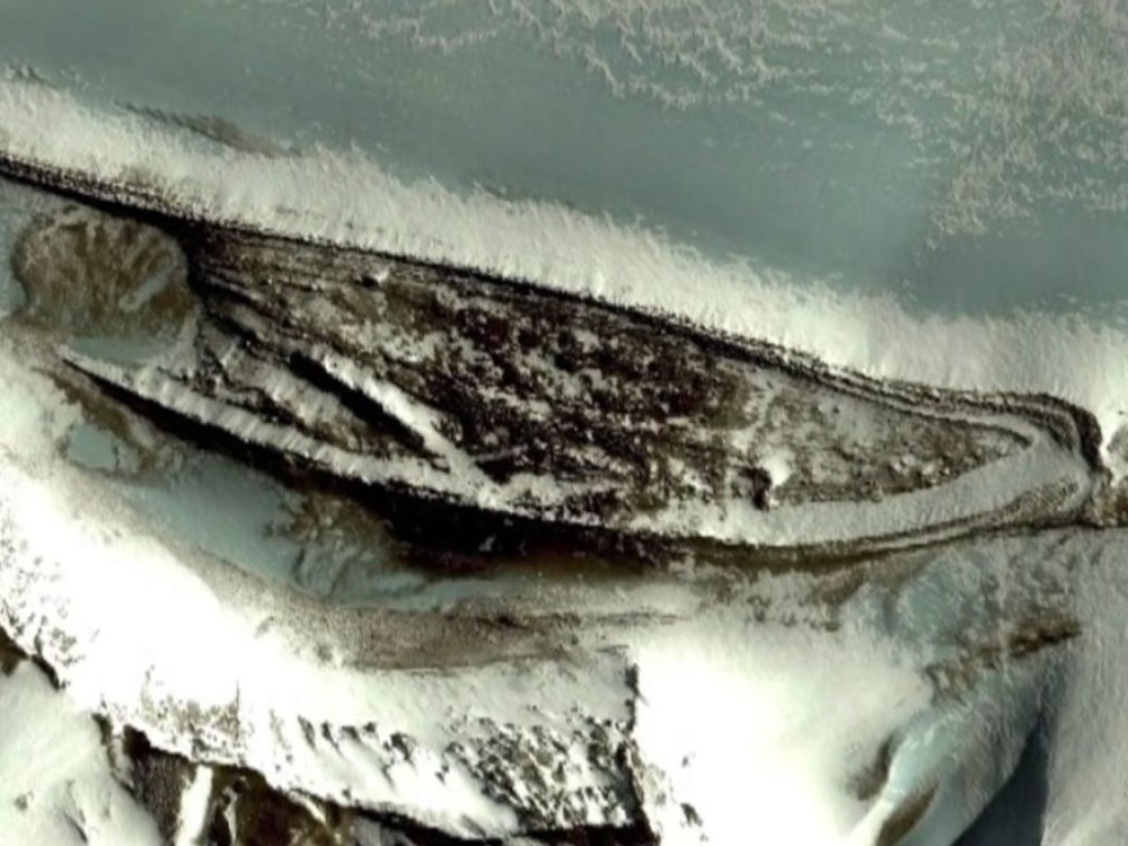 Пользователь Сети разглядел в Антарктиде огромную стену и два древних здания (ФОТО, ВИДЕО)