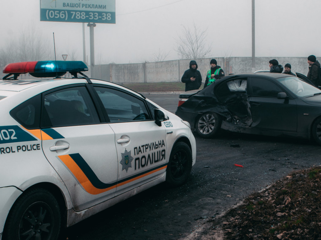 В Днепре столкнулись BMW и Skoda с детьми: двое пострадавших в тяжелом состоянии (ФОТО)