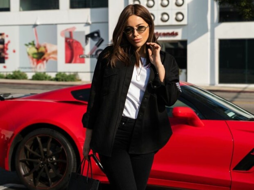 «Голливуд, вы на месте»: Ани Лорак на фоне роскошного авто похвасталась стильным образом (ФОТО)