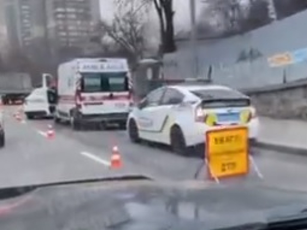 На Печерске в Киеве произошло серьезное ДТП с такси: есть пострадавшие (ВИДЕО)