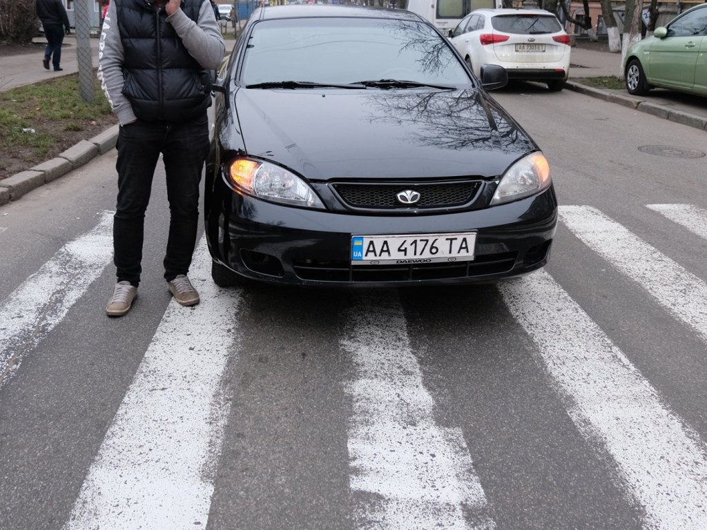 На Печерске в Киеве такси на «зебре» сбило 90-летнюю пенсионерку (ФОТО)