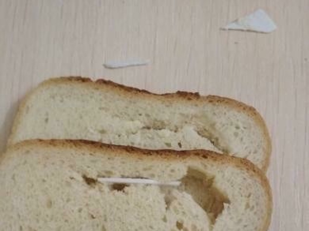Жительница Херсона обнаружила опасную начинку в буханке хлеба (ФОТО)