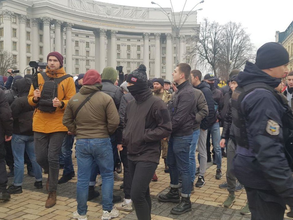 «Акция против ультраправого насилия»: в Киеве неизвестные забросали петардами участников митинга