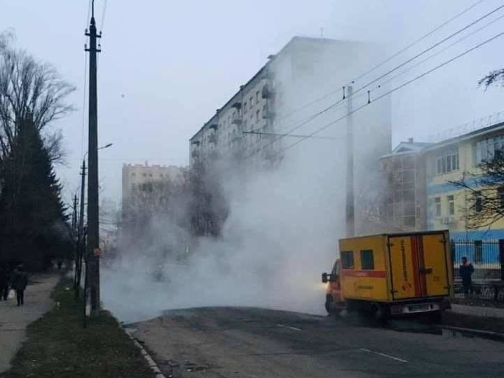 В Киеве на Чоколовке прорывало трубу теплоцентрали