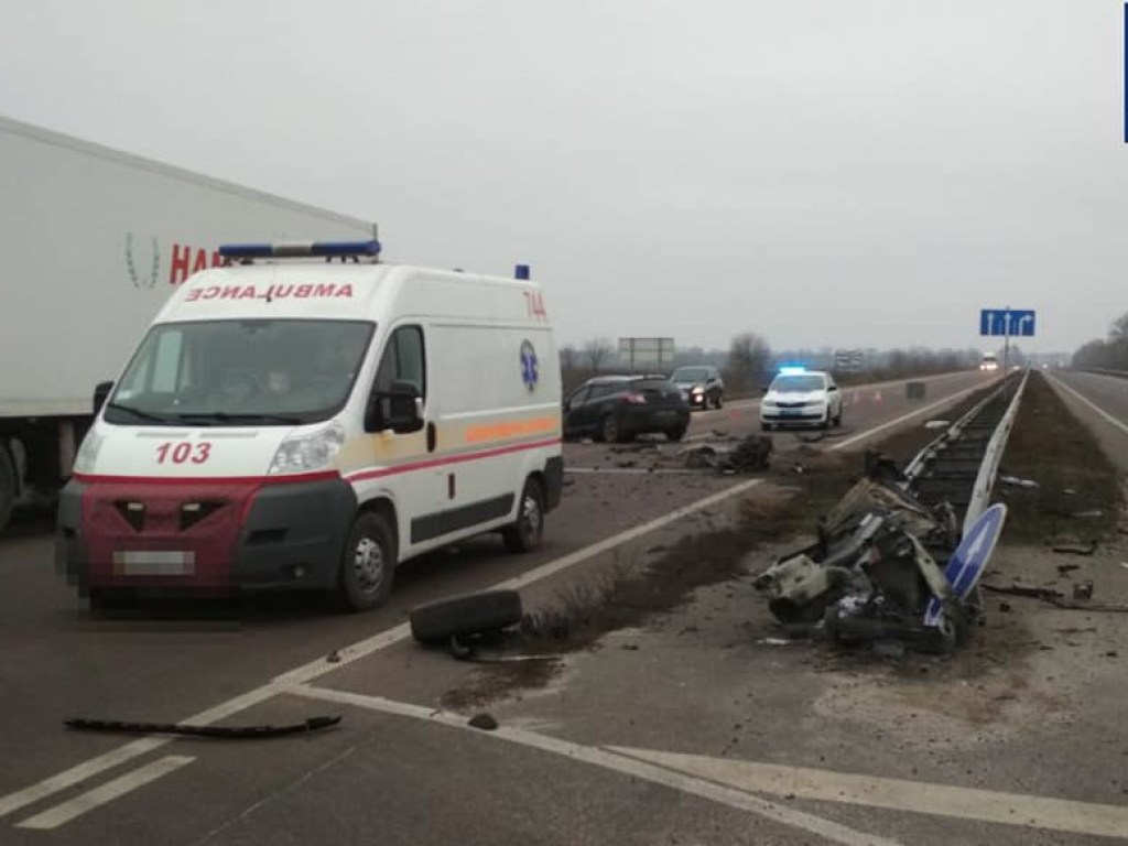 На трассе Киев-Харьков-Довжанский произошло масштабное ДТП: автомобили разбросало по дороге (ФОТО)