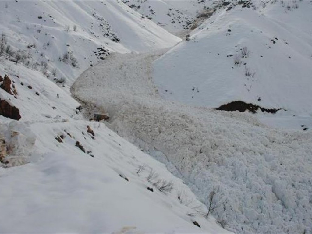 В Гималаях лавиной снега накрыло туристов: без вести пропали 7 человек