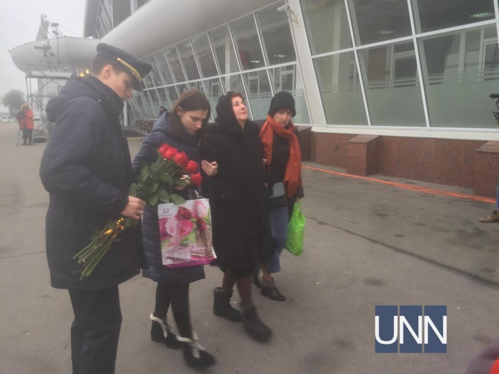 Близкие жертв трагедии Boeing 737 собрались в «Борисполе»: В Украину летит самолет с погибшими в Иране украинцами (ФОТО)