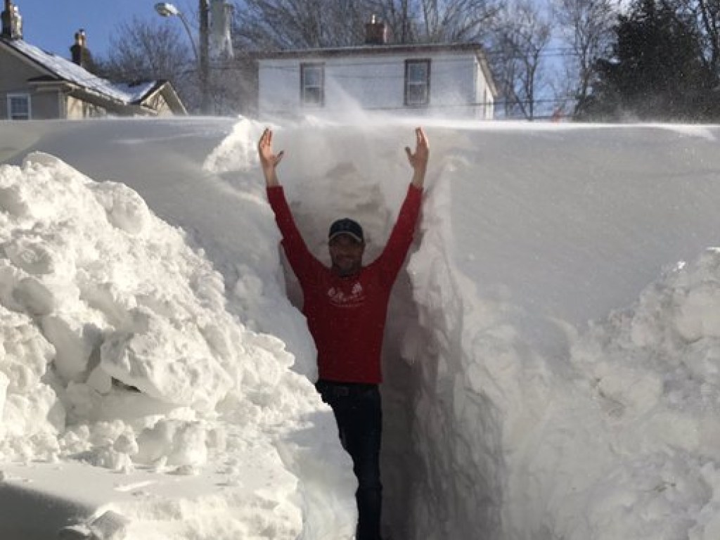 Мощный снегопад в Канаде запер тысячи людей в своих домах (ФОТО, ВИДЕО)
