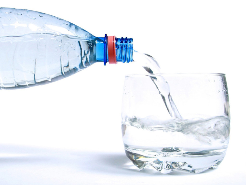Диетолог рассказала о вреде чрезмерного употребления минеральных вод