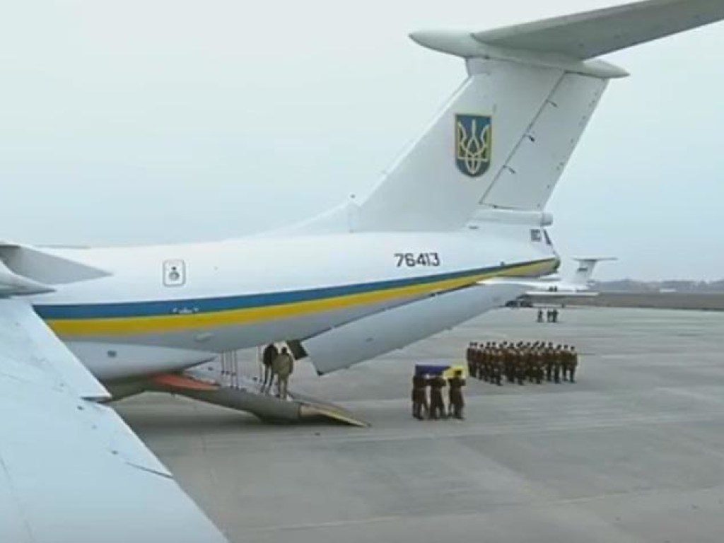 В «Борисполе» приземлился самолет с телами жертв катастрофы Boeing (ВИДЕО)