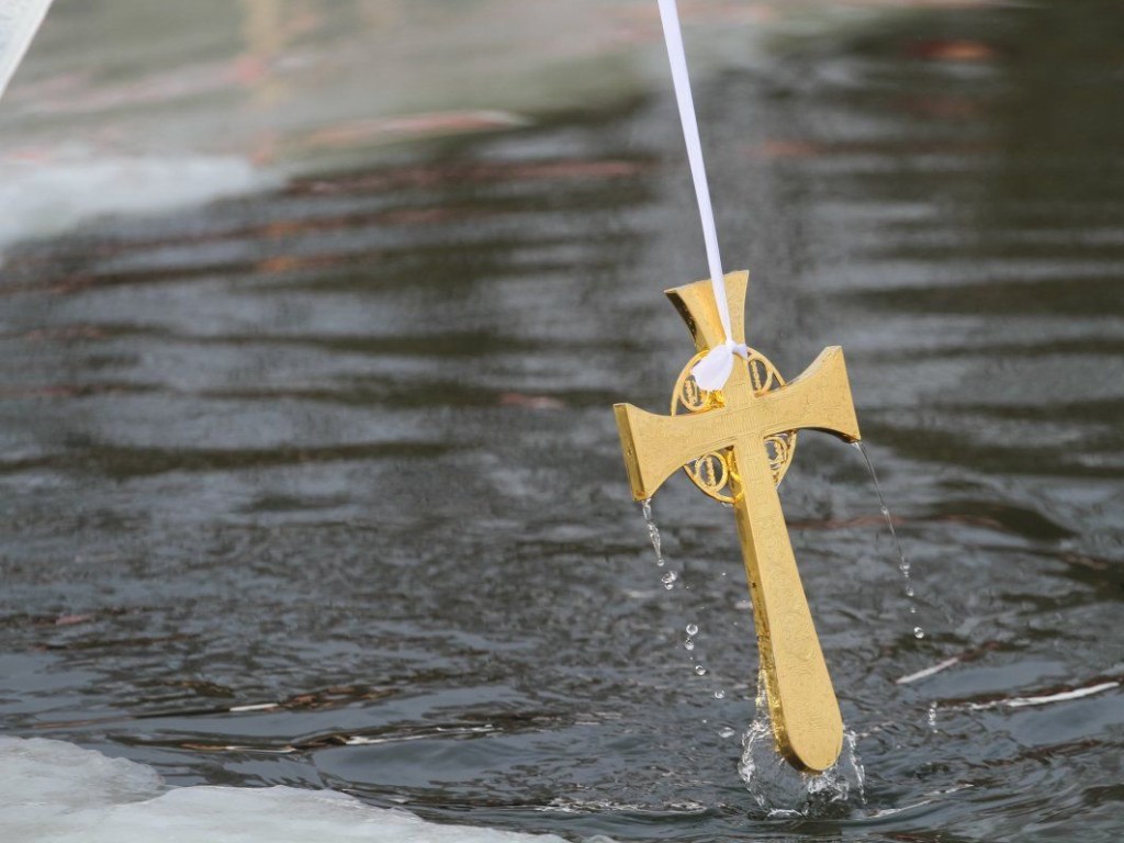 Крещение в Украине: у водоемов дежурит около 3000 спасателей