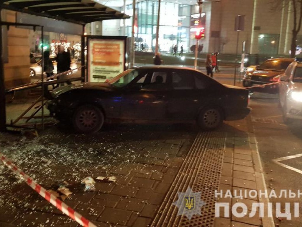 BMW с водителем без прав влетел в остановку с людьми во Львове (ФОТО, ВИДЕО)