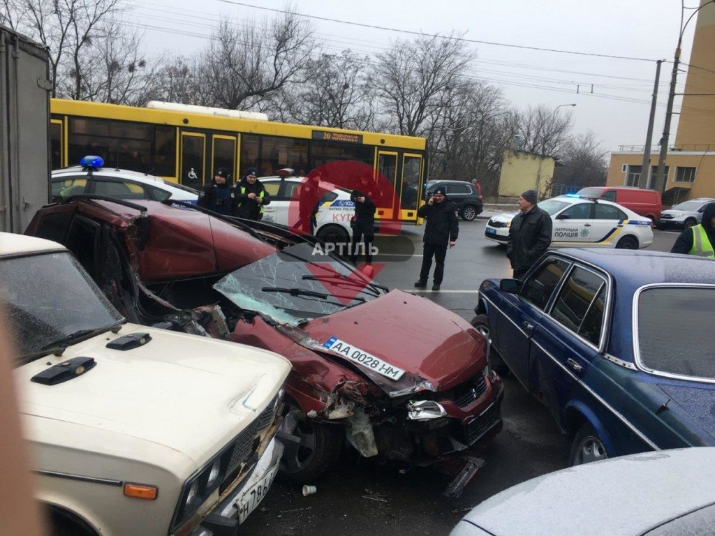 В Киеве произошло масштабное ДТП: Mitsubishi с пьяным водителем протаранил 6 автомобилей (ФОТО)