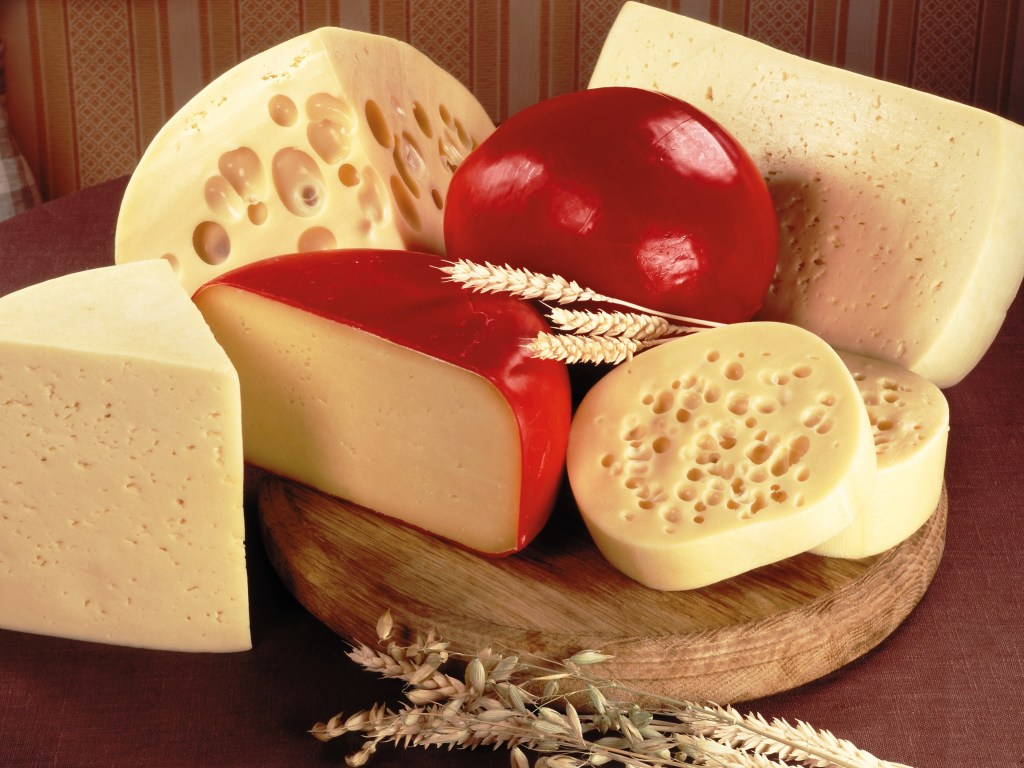 Диетолог назвала самые полезные виды сыра