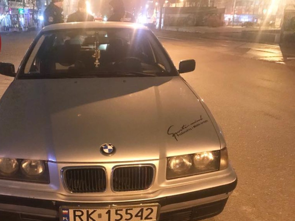 Пролетел на «красный»: В Киеве мужчина с автоматом в багажнике BMW убегал от копов (ФОТО, ВИДЕО)