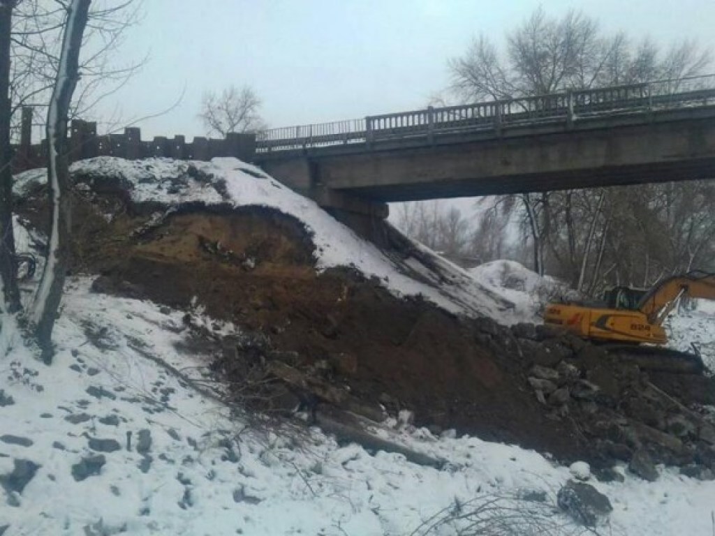 В Полтавской области прицеп грузовика повредил ограждение и повис на мосту (ФОТО)