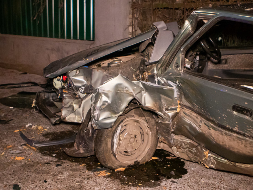 «ЗАЗ» врезался в дерево в Днепре: Водитель попал в больницу (ФОТО)