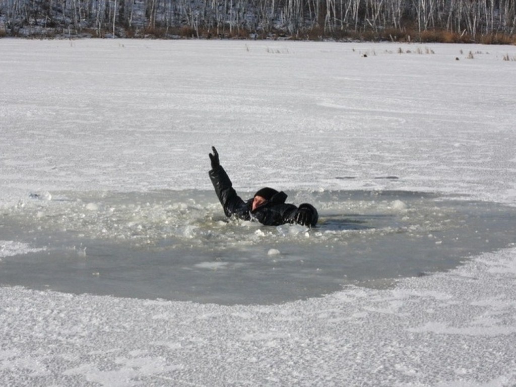 На Закарпатье утонули отец и сын: рыбаки провалились под лед