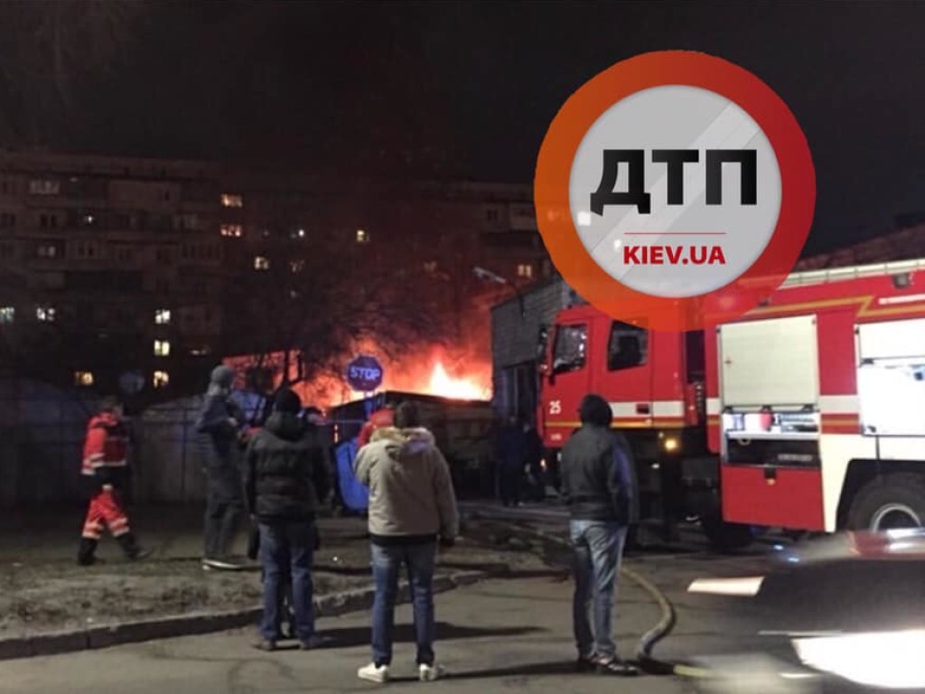 В Киеве на Оболони начался пожар в гаражном кооперативе (ФОТО, ВИДЕО)