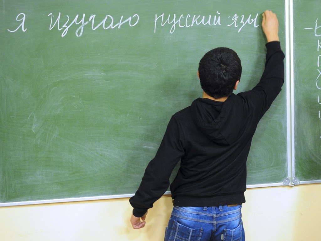 Украинцы попросили Зеленского ветировать закон о среднем образовании в части использования русского языка