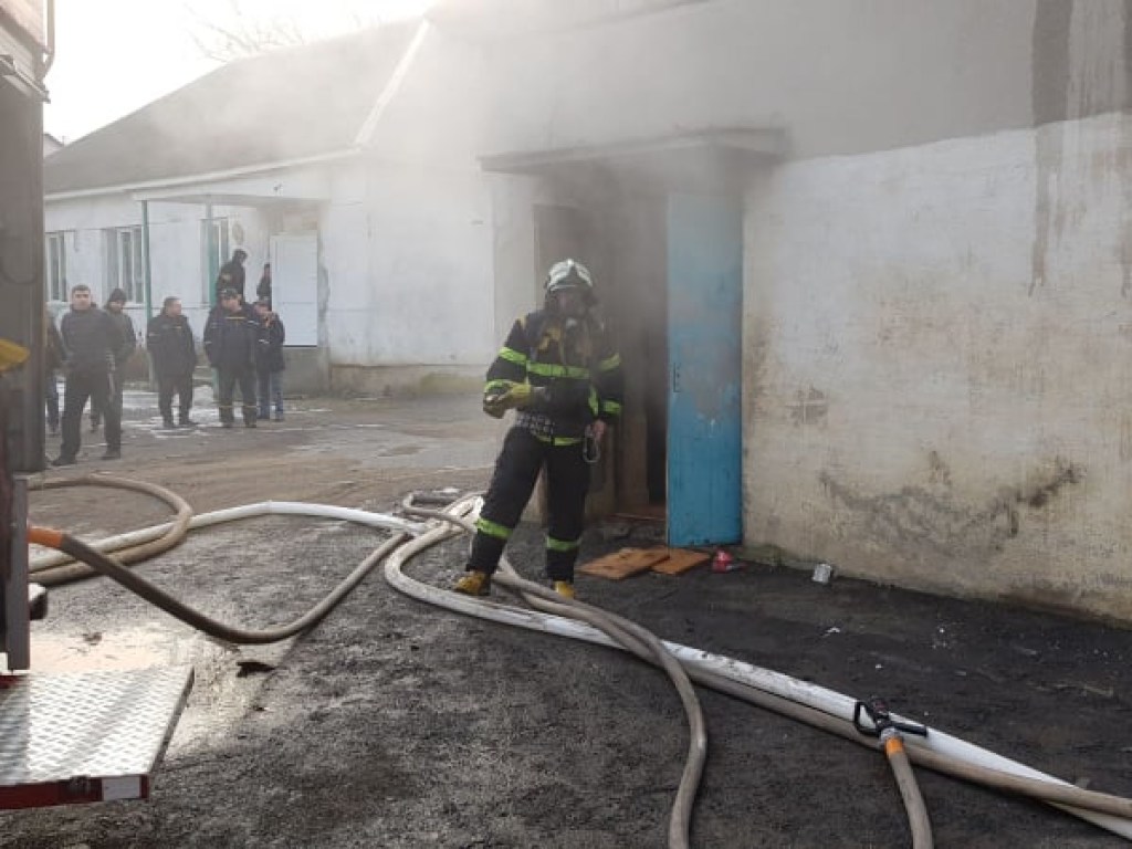 В Закарпатской области из школы эвакуировали учеников в результате пожара (ФОТО)