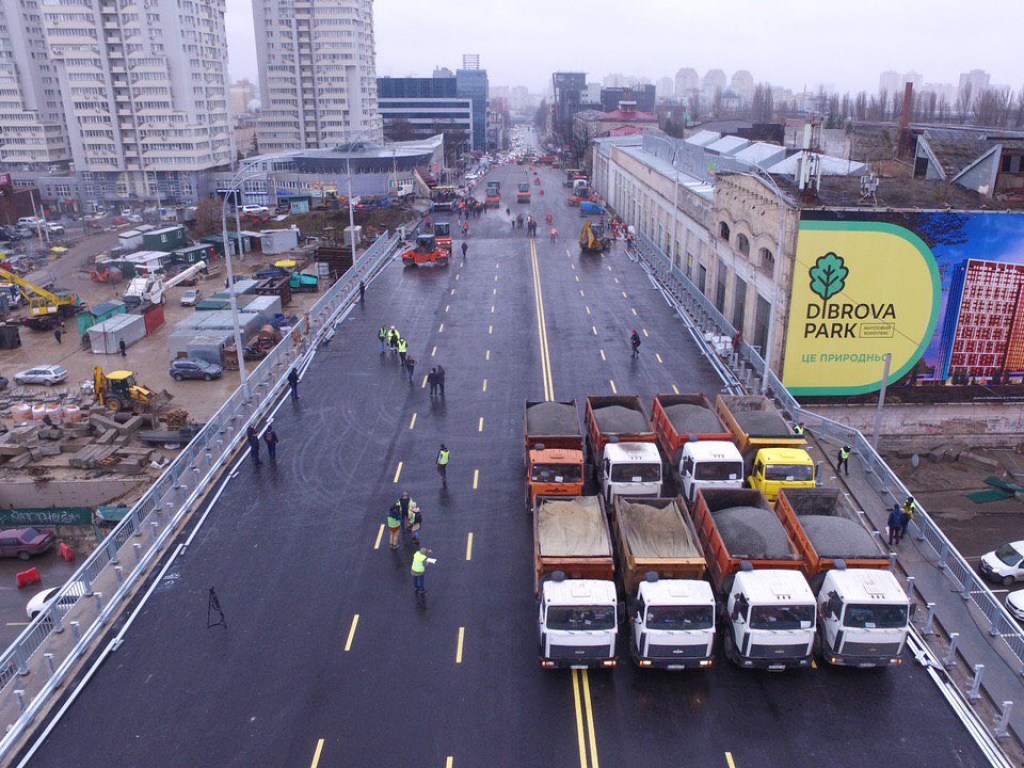 В Киеве продолжают вести ремонтные работы на Шулявском мосту