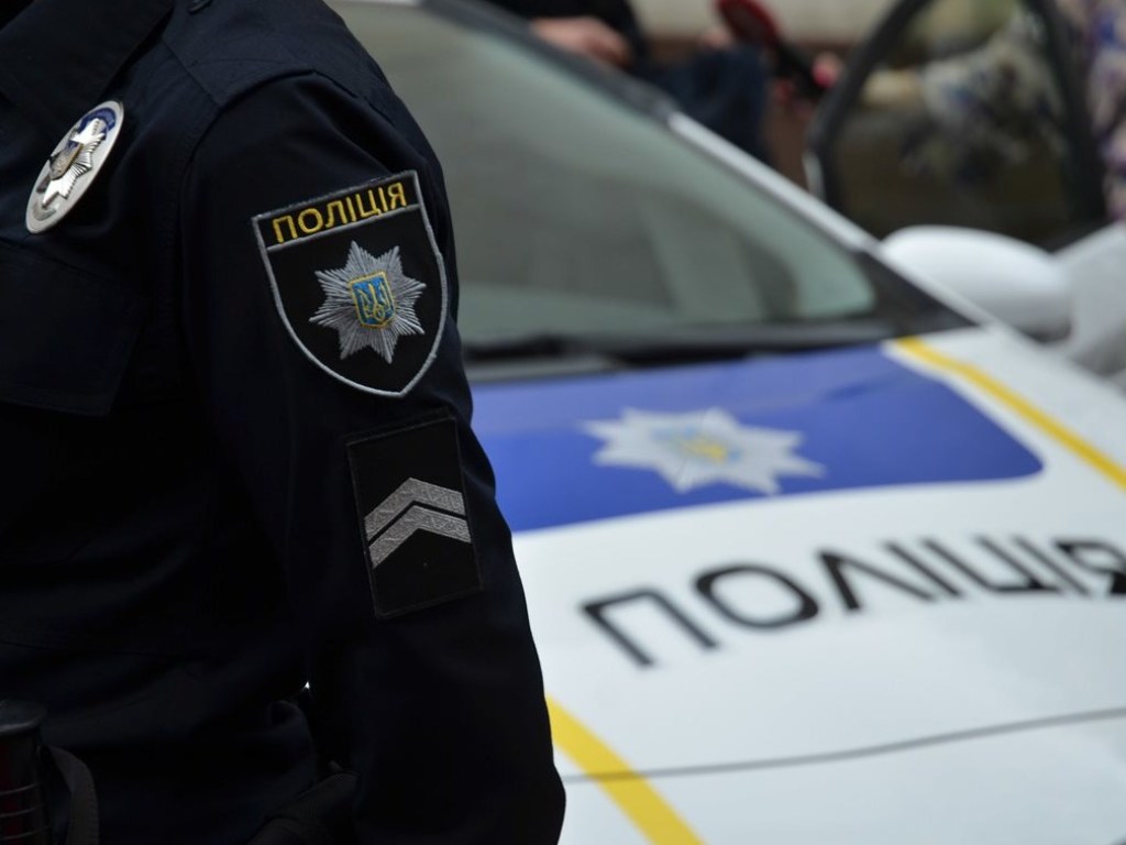 В Киеве, возле кафе обнаружили труп раздетого мужчины (ФОТО)