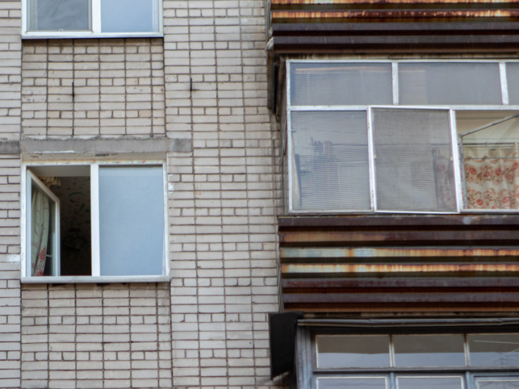 В Каменском погиб 33-летний мужчина: лез на балкон к любимой, но сорвался вниз (ФОТО)