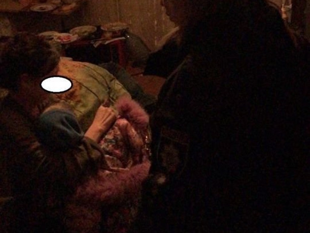 У пьяных родителей в Николаевской области полиция и ГСЧС забрали ребенка (ФОТО)
